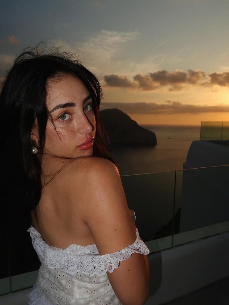 Nicki Nicole apostó al broderie y deslumbró.