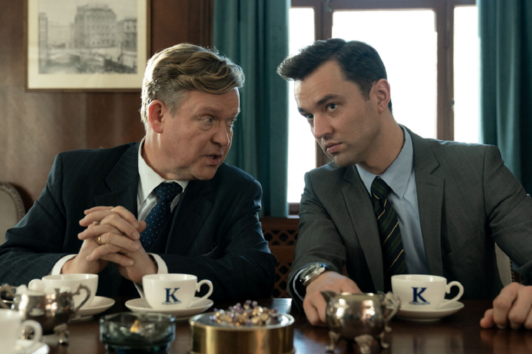 Justus von Dohnanyi (en la piel de Bernd Hausner) y Nils Strunk (interpreta a Sven Lebert) protagonizan la serie El dinero de los otros (2025).