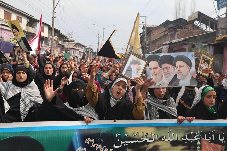 Protestas en Kashmir en contra del asesinato del líder supremo de Irán, el ayatolá Alí Jamenei.