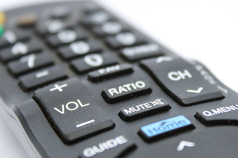 En algunos smart TV de la marca Sony, el botón mute tiene una función aparte de la de poner en silencio todo. En algunos smart TV de la marca Sony, el botón mute tiene una función aparte de la de poner en silencio todo. 