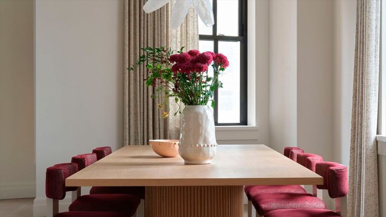 la mayoría de las tendencias de diseño de interiores de los 90 se están utilizando en 2025 apuntan a características minimalistas porque se trata de reducir los ambientes coloridos. Foto: Reid Rolls. Diseño de Sarah Tract