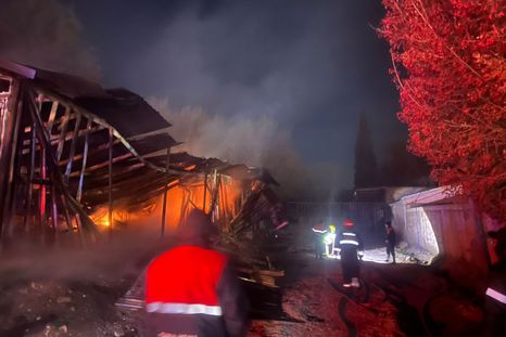 Las llamas consumieron el café El Forastero, sobre la Ruta 7, mientras bomberos y personal de emergencia trabajaban para controlar el incendio. Las llamas consumieron el café El Forastero, sobre la Ruta 7, mientras bomberos y personal de emergencia trabajaban para controlar el incendio.