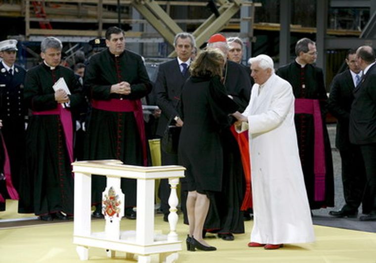 El papa Benedicto XVI  saluda a familiares de víctimas del 11-S durante la ceremonia que se celebró en la zona cero del World Trade Center. Foto: EFE