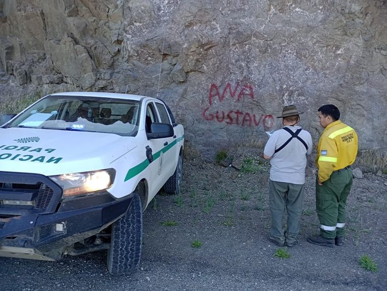 El equipo del Parque Nacional Huapi recorrió la zona vandalizada para investigar. El equipo del Parque Nacional Huapi recorrió la zona vandalizada para investigar.