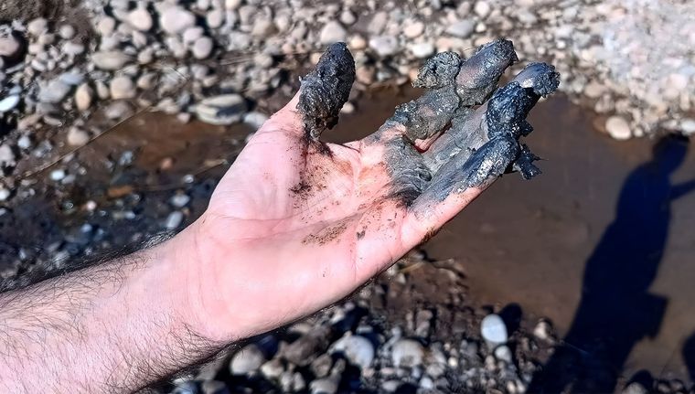 El barro empetrolado, en los campos de Lunlunta. Foto: Walter Moreno/Mdz
