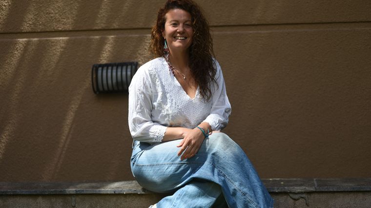 La especialista es una aguda melómana. En asuntos musicales sincréticos entre lo chamánico y lo inca, se adentra en la banda peruana Dengue Dengue Dengue (así se llaman, así es la vida). La especialista es una aguda melómana. En asuntos musicales sincréticos entre lo chamánico y lo inca, se adentra en la banda peruana Dengue Dengue Dengue (así se llaman, así es la vida).