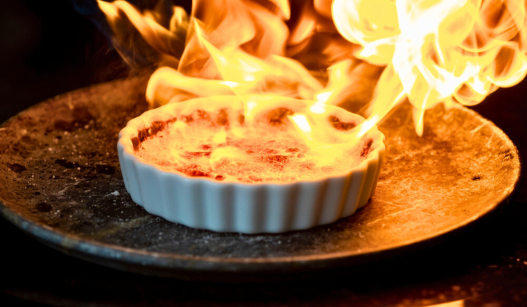 Ingredientes y herramientas necesarias para una crème brûlée exquisita Foto: Shutterstock