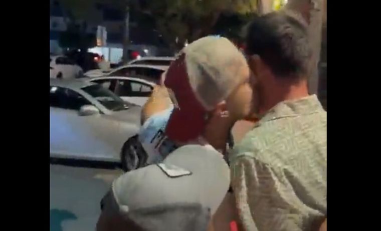 Un seguidor alcanzó a darle un beso a Messi Foto: Captura de pantalla