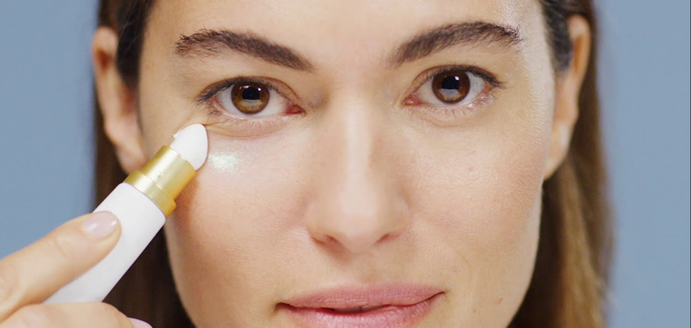 La crema de contorno de ojos que todas quieren Foto: Youtube