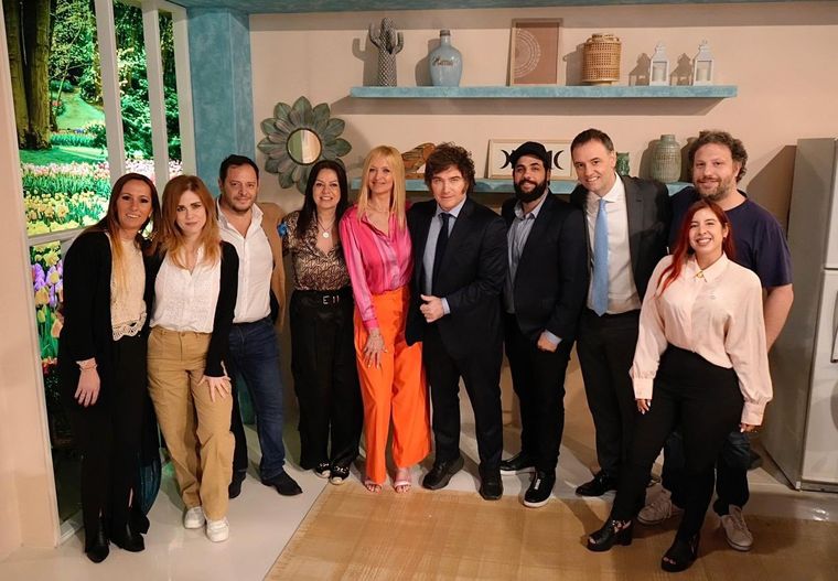 El presidente Javier Milei y su equipo en el programa de su pareja, Amalia Yuyito González. Foto: X (@Santiago_Oria)