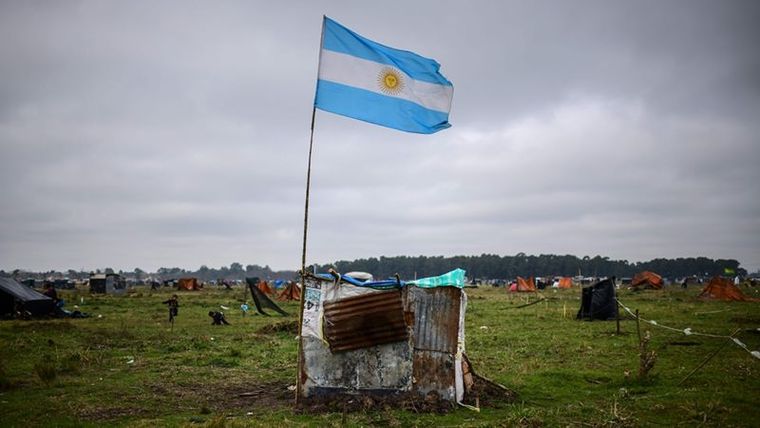 Unas 3.000 personas ocuparon un terreno en Guernica, a unos 30 kilómetros de la capital argentina, en medio de la cuarentena por el coronavirus. Foto: Getty Images