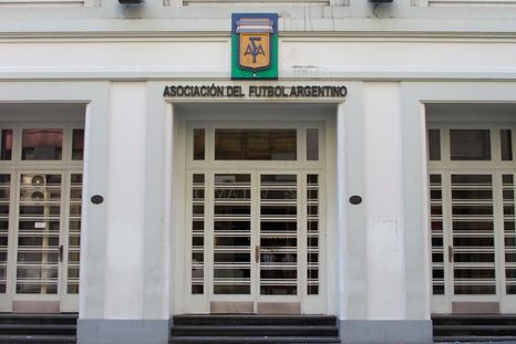 La Asociación del Fútbol Argentino tomó este lunes el pedido de Aldosivi contra el Tomba. La Asociación del Fútbol Argentino tomó este lunes el pedido de Aldosivi contra el Tomba.