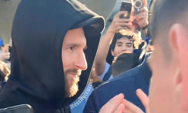 Messi está en España. Foto: @MessiRocuzzos