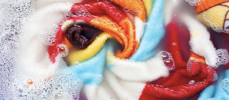 En primer lugar mira la etiqueta de la manta o frazada Foto: Shutterstock