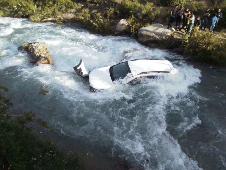 El vehículo en el interior del arroyo Foto: Gentileza