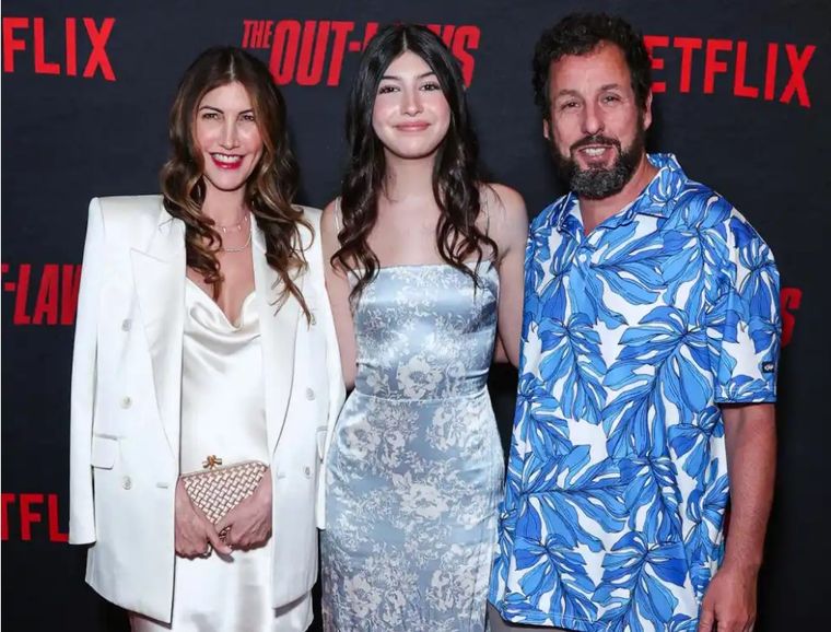 Sus hijas lo acompañan. Sus hijas lo acompañan.