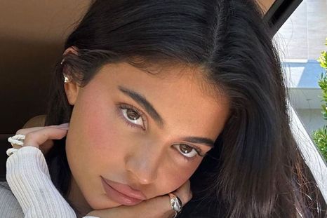 Kylie Jenner conquistó Instagram con un seductor micro bikini dorado.