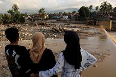 Vecinos observan los daños causados por las inundaciones en Padang, el domingo.