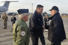 El ministro de Defensa, Luis Petri; el embajador de EE.UU, Marc Stanley y la canciller, Diana Mondino viajaron hacia el portaaviones. Foto: Armada Argentina
