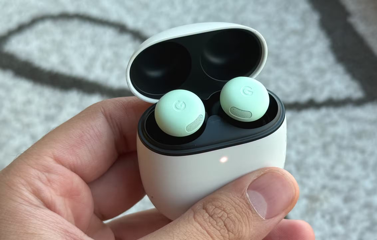 Los Pixel Buds Pro 2 estrenan una función que muestra la batería de cada auricular y del estuche por separado.
