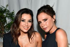 Victoria Beckham y Eva Longoria apostaron al mismo vestido negro Foto: Harpers Bazaar