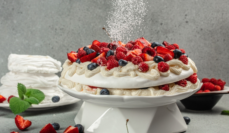 Postre fácil y vistoso: Pavlova de frutos rojos en casa Foto: Shutterstock