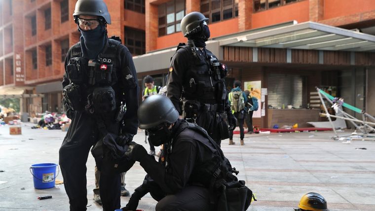 Fuerzas de seguridad junto a la Universidad Politécnica de Hong Kong, el 28 de noviembre de 2019.