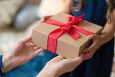 El regalo no fue el esperado, y su cara lo dejó en claro Foto: Freepik