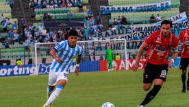 Tomás Pérez, autor del 1-0 de Racing, se lleva el balón ante la marca de un defensor venezolano.&nbsp;