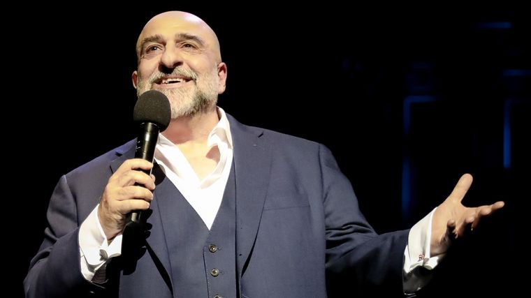 La actuación del comediante británico-iraní Omid Djalili dejó sorprendido a más de uno de los presentes, por burlarles de elementos de la cultura saudí.