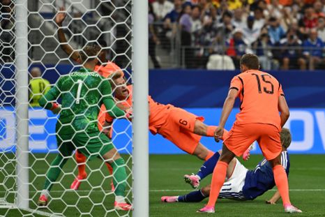 Bart Verbruggen, Jan Paul van Hecke, Micky van de Ven, de Países Bajos, y Daizen Maeda de Japón (en el suelo) en acción durante el partido de la fase de grupos de la Copa Mundial de la FIFA 2026.&nbsp;