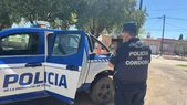 Un joven de 18 años fue arrestado en La Playosa, en la provincia de Córdoba, tras viralizarse imágenes en las que golpeaba brutalmente a un cachorro de puma hasta la muerte. Un joven de 18 años fue arrestado en La Playosa, en la provincia de Córdoba, tras viralizarse imágenes en las que golpeaba brutalmente a un cachorro de puma hasta la muerte.