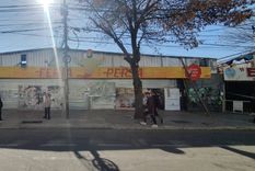 Los vendedores abandonaron el frente del Persa incendiado