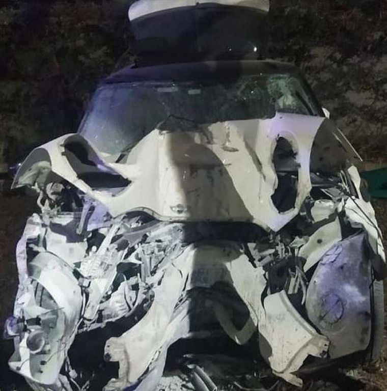 Así quedó el Mini Cooper blanco en el que se movilizaban los jóvenes.