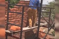 albaniles virales: se dieron cuenta que construyeron un cuarto sin puerta