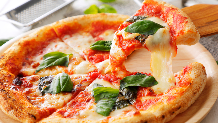 Algunas versiones de la receta de pizza de masa de papas incluyen queso dentro de la masa para más sabor. Algunas versiones de la receta de pizza de masa de papas incluyen queso dentro de la masa para más sabor.