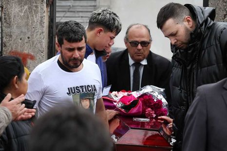 El cortejo avanza entre pedidos de justicia y aplausos Foto: Télam