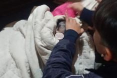 Dos efectivos de Maipú asistieron un parto. Ahora el bebé fue abandonado y le prestan ayuda.