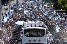 La caravana avanza entre una marea de gente que celebra con banderas argentinas Foto: TELAM