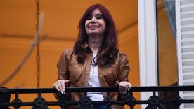 Cristina Kirchner en el balcón de San José 1111. Cristina Kirchner en el balcón de San José 1111.