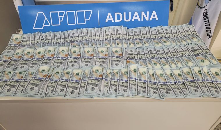 A través de una fiscalización de rutina la Dirección General de Aduanas logró detectar el intento de ingresar dólares falsos al país. Foto: AFIP - Aduana