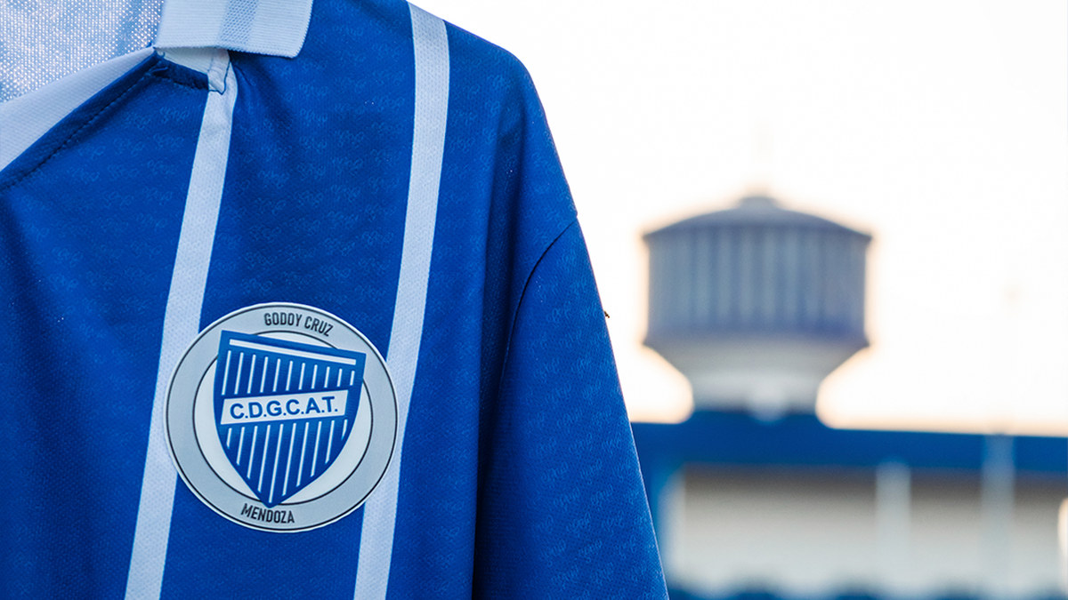 La nueva camiseta de Godoy Cruz salió a la luz y ya está dando que hablar: mirala acá