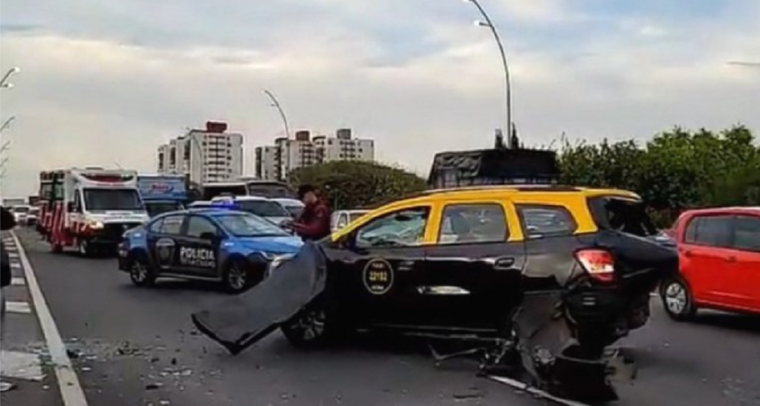 El taxi que participó del choque Foto: NA