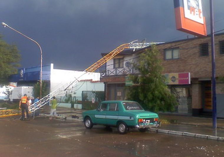 Así quedó la antena de una radio tirada por el fuerte viento.