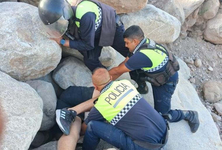 Se sacó una selfie, se le cayó el celular, lo quiso rescatar y quedó atrapada entre dos rocas Foto: Ministerio de Seguridad de Tucumán