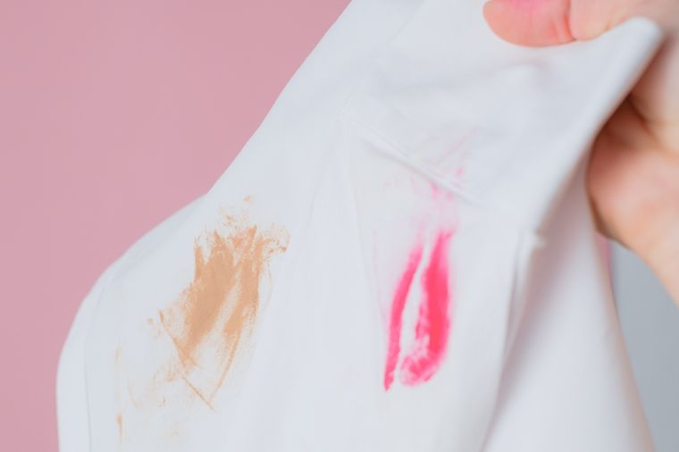 MAQUILLAJE Las manchas de maquillaje en la ropa parecen difíciles de quitar Foto: SHUTTERSTOCK