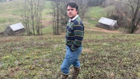 El promotor inmobiliario Josh Abbotoy en el emplazamiento de su futuro proyecto urbanístico a las afueras de Gainesboro.