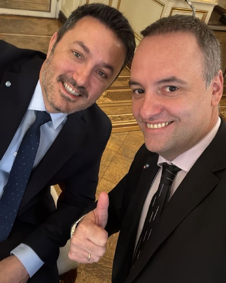Luis Petri publicó una foto junto a Manuel Adorni en su cuenta de X Foto: X/@luispetri