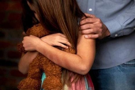 El padre y su amigo fueron condenados a prisión por violar a la pequeña