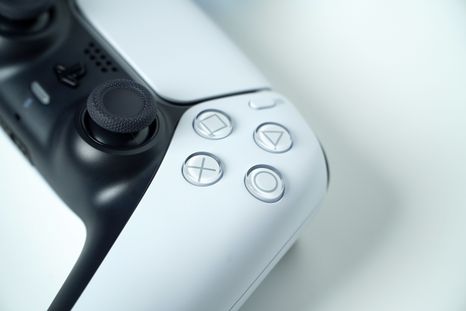 El DualSense de PlayStation 5 esconde un botón trasero clave para resolver fallas de conexión. El DualSense de PlayStation 5 esconde un botón trasero clave para resolver fallas de conexión.